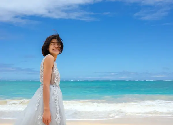 Menina Adolescente Vestido Branco Andando Descalça Praia Havaiana Por Azul Fotografia De Stock