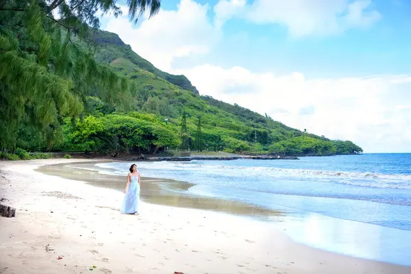Teen Girl White Dress Walking Barefoot Kahana Bay Beach Oahu Imágenes De Stock Sin Royalties Gratis