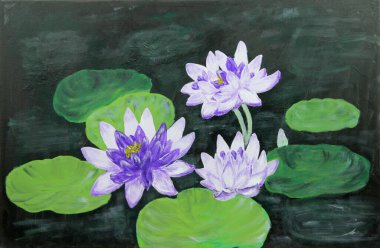 Yeşil gölde yüzen üç mor nilüfer resmi.