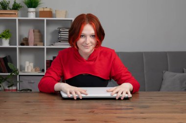 Bilgisayar başında dizüstü bilgisayarı kullanan mutlu bir bilişim öğrencisi, işe hazırlanıyor, ev ofisini bitiriyor, gülümseyen bir milenyum öğrencisi ya da serbest çalışan işini bitirmenin keyfini çıkarıyor. Hallettim..