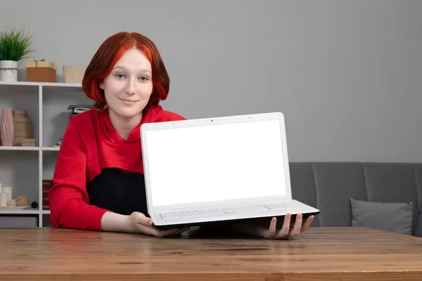 Cute Ruda Moda Nastolatek Dziewczyna Pokazuje Otwarty Laptop Białym Czystym — Zdjęcie stockowe