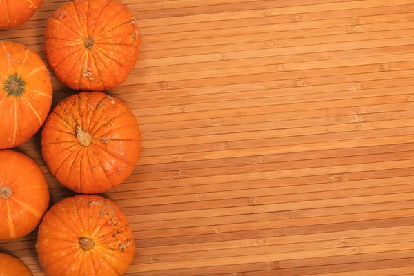 Höst Orange Halloween Pumpor Bambu Plankor Bakgrund Begreppet Halloween Firande — Stockfoto