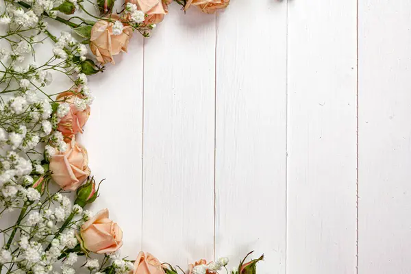 Beyaz Kırsal Ahşap Bir Masa Üzerinde Dalların Çiçeklerin Düzleştirilmesi Büyüleyici — Stok fotoğraf