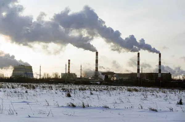 Industrielle Winterlandschaft Rauch Und Dampf Aus Ölraffinerie Stahlwerk Und Kraftwerk — Stockfoto