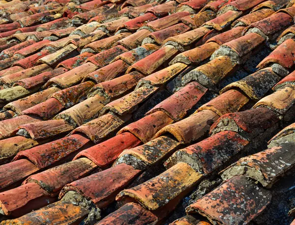 古代の粘土タイルの古い屋根 ストックフォト