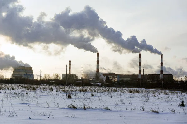工业冬季风景 来自炼油厂 钢铁厂和发电厂的烟雾和蒸汽在晴朗的晴天 排烟景观 环境污染 图库照片