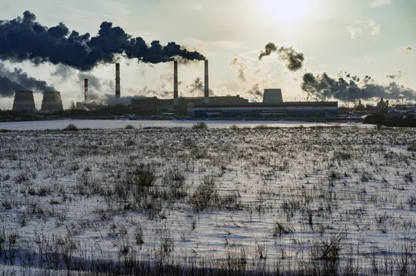 工业冬季风景 来自炼油厂 钢铁厂和发电厂的烟雾和蒸汽在晴朗的晴天 排烟景观 环境污染 图库图片