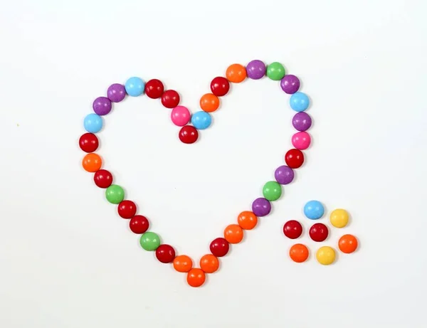 Γλυκιά Καρδιά Φτιαγμένη Από Χρωματιστές Εξυπνάδες Σοκολάτα Καραμέλες Σχήμα Καρδιάς — Φωτογραφία Αρχείου