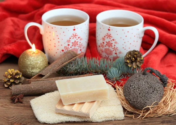 圣诞温泉的概念与茶和蜡烛 圣诞杯 热红毯 手工制作的肥皂和浮石 — 图库照片