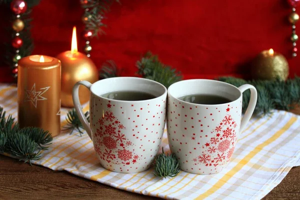 Рождественский Чай Двоих Чашки Травяного Чая Праздничное Оформление Золотых Свечей — стоковое фото