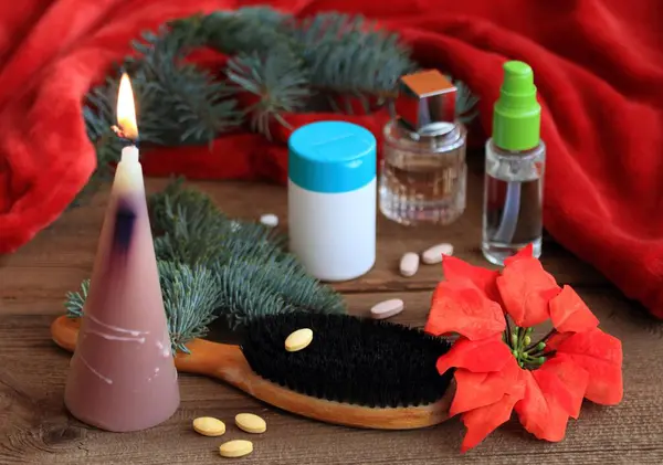비타민 크리스마스 컨셉트 향수등의 관리에 사용되는 재료들 입니다 마스크를 — 스톡 사진