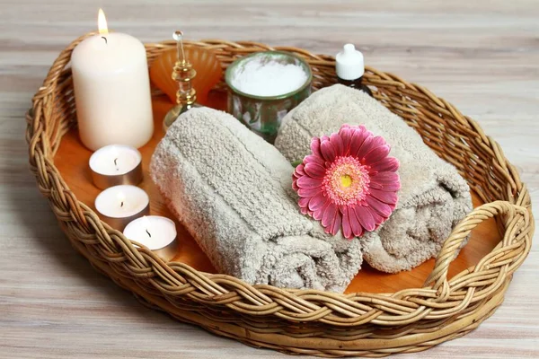 Koncepcja Spa Świecami Ręcznikami Gerber Kwiat Obiekty Wellness Perfumy Olejek — Zdjęcie stockowe