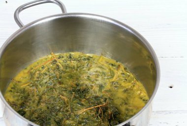 Beyaz ahşap masadaki mükemmel cilt için organik St. Johns merhemi yapıyorum. Kurutulmuş Hypericum Performans bitkileri ve çiçeklerden elde edilen organik tıbbi krem hazırlama.