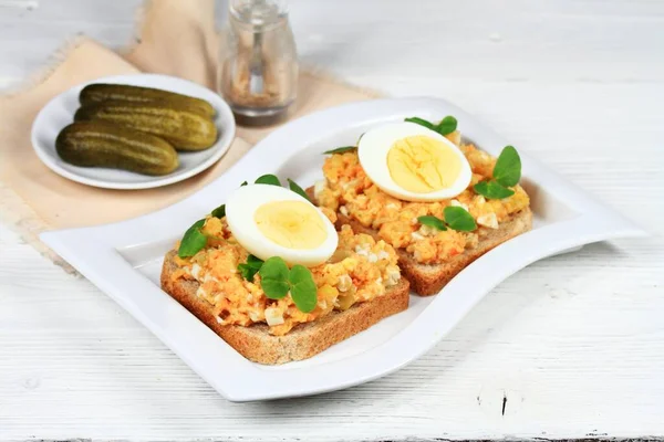 鸡蛋沙拉涂在面包上 把鸡蛋切在白桌上 由鸡蛋 蔬菜和蛋黄酱制成的自制食品 装饰健康的小荞麦 — 图库照片