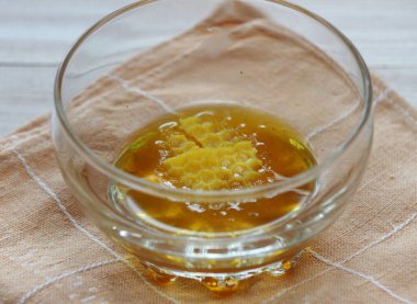 Kasede doğal balmumu eriyor. Genellikle krem, sabun ve diğer kozmetik ürünlerinde kullanılır..