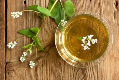 Karabuğdaydan yapılmış bitki çayı. Fagopyrum esculentum ya da sıradan karabuğday. Tüm bitki varisli damarlara karşı iyi şalgam ile dolu.. 