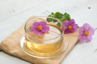 Kaya gülü olarak bilinen Cistus incanus 'tan yapılan bitki çayı. Birçok iç ve dış faydası olan geleneksel tıbbi bitkiler.