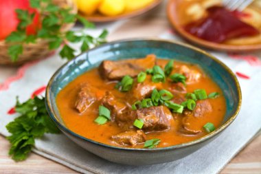 Kasede yeşil soğanlı geyik etinden yapılmış lezzetli gulaş. Patatesli yahni ve frenk üzümü reçeli..