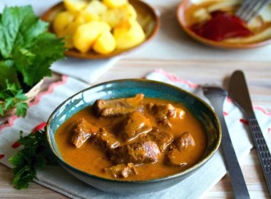 Kasedeki geyik etinden yapılmış lezzetli gulaş. Patatesli güveç ve kırmızı frenk üzümü reçeli..