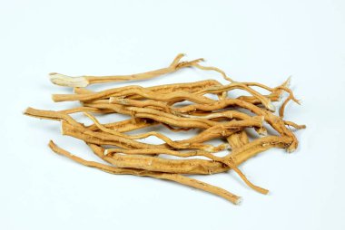 Isırgan otunun kurumuş kökleri. Urtica dioica beyaz üzerine. Bitkisel ilaçlarda daha iyi saç uzatmak için kullanılan geleneksel bir bitki..