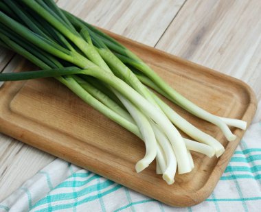 Taze taze taze taze soğan dilimleme tahtasında. Allium poliferum veya Allium cepa olarak bilinen çok katmanlı soğanın ev yapımı organik üretimi. 