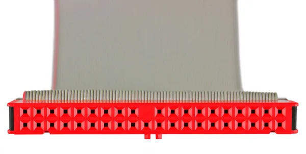 Pcコンピュータ用の赤 フラットグレーリボンインターフェイスケーブルのIdeコネクタプラグHddハードドライブ 大規模な詳細分離水平マクロクローズアップ 通信コンセプト 視野と白の背景の減少 — ストック写真