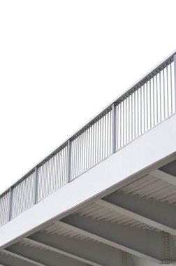 Çelik köprü kiriş açıklığı, mavi gri metal sütun bariyerleri, modern endüstriyel üstgeçit demiryolu perspektifi, geniş detaylı dikey izole yakın çekim, boş fotokopi alanı, beyaz arka plan, aşağıdan düşük açı