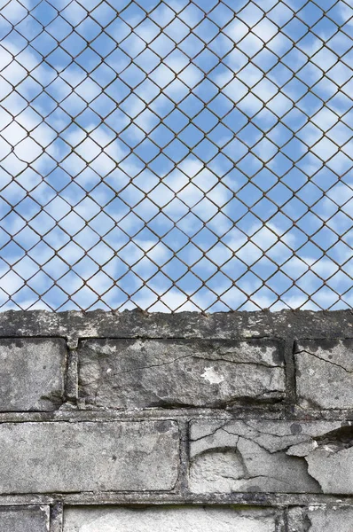 Rusty Chain Link Fence White Grey Brick Wall Texture Background — Stock Photo, Image