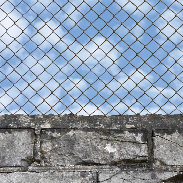 Rusty Chain Link Fence White Grey Brick Wall Texture Background — Stock Photo, Image