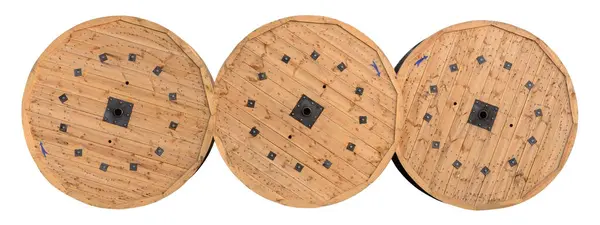 木製の重いケーブルの巻き枠 3つのヴィンテージ木製のボビン 電気繊維光ケーブルのドラム 電気ワイヤー スプール 鋼線ケーブルの企業プロダクト 大きい詳細に隔離された横の閉鎖 白い背景 ロイヤリティフリーのストック画像