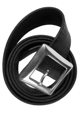 Siyah katlanmış eski deri kemer, gümüş krom kaplama katı metalik kare bar tokası, geniş detaylı dikey izole makro yakın plan, eski köylü erkeklerin şık, modaya uygun orta köprü tasarımı düz yatıyordu.