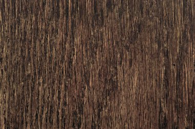 Meşe tanecikli kaplama yatay arka plan, koyu siyah soluk kahverengi doğal çizikler tütsülenmiş dikey desen, geniş detaylı engebeli ahşap maklık yakın plan, yaşlı yıpranmış kaba kaba sert çatlamış grunge ahşap yakın çekim detay