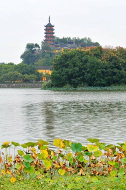 Jinshan Tapınağı 'nın fotoğrafı, Çin' in Jiangsu Eyaleti, Zhenjiang şehrindeki ünlü antik Çin binası.