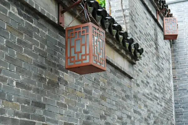 古いレンガの壁に掛かる伝統的な中国様式のランタンの写真 — ストック写真