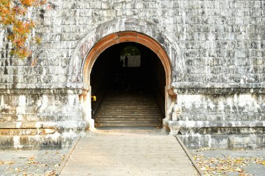 Çin 'in Jiangsu Eyaleti Nanjing' deki ünlü Ming Xiaoling mozolesinde çekilen geleneksel Çin Kraliyet tarzı kapı fotoğrafı.