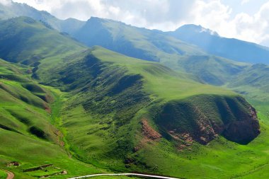 Qinghai Eyaleti, Çin 'deki Qilian Dağları' nın dağlarının ve vadilerinin fotoğrafı.
