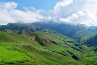 Qinghai Eyaleti, Çin 'deki Qilian Dağları' nın dağlarının ve vadilerinin fotoğrafı.