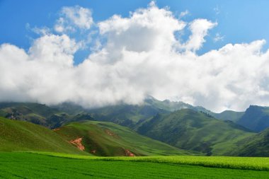 Qinghai Eyaleti, Çin 'deki Qilian Dağları' nın dağlarının ve vadilerinin fotoğrafı.