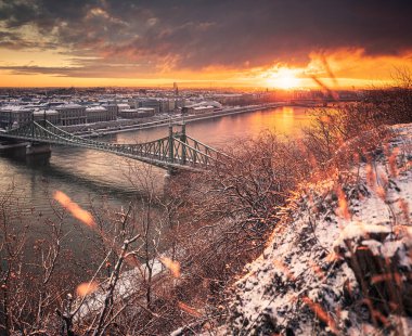 Budapeşte 'de ikonik Özgürlük Köprüsü ile harika bir gün doğumu.