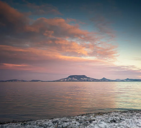 Эпический Восход Солнца Над Озером Балатон Зимой — стоковое фото
