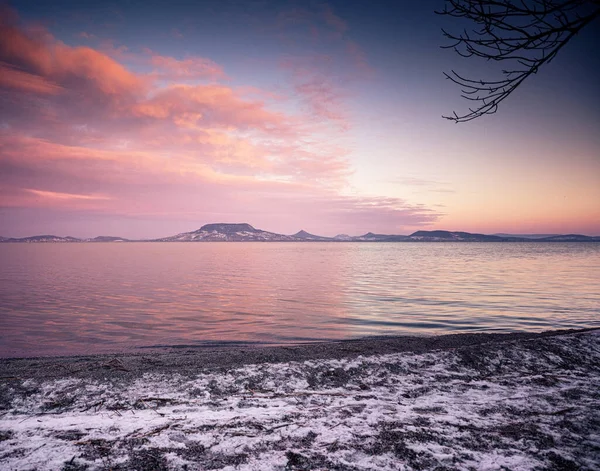 Kışın Balaton Gölü Üzerinde Destansı Gün Doğumu — Stok fotoğraf