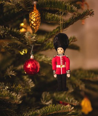 Bobby Noel süsü olarak ağaçta