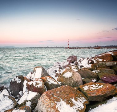 Kışın mavi saatte Balaton Gölü