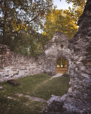 Macaristan, Balaton Gölü 'ndeki Ortaçağ harabe tapınağı