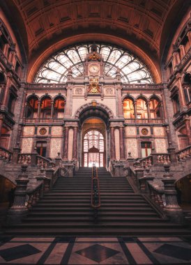 Antwerp, Belçika - 21 Nisan: eski güzel tren istasyonu Antwerp'ın ünlü saati. Belçika ' da Katedrali arasında 21 Nisan 2013 istasyonlarında Antwerp, Belçika.