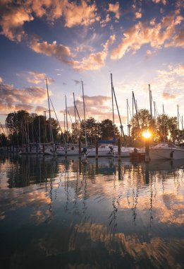 Yazın Balaton Gölü 'nün üzerinde harika bir gün batımı
