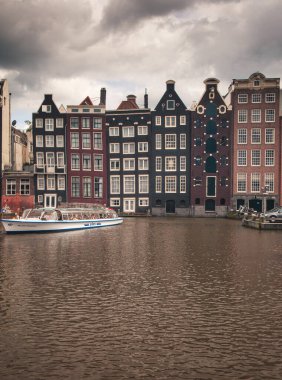 AMSTERDAM, NETHERLANDS - 29 HAZİRAN: 29 Haziran 2013 tarihinde Amsterdam Kanalı. Amsterdam, Hollanda 'nın başkenti ve en kalabalık şehridir..