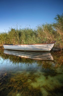 Sabah Balaton Gölü 'nde tekne.