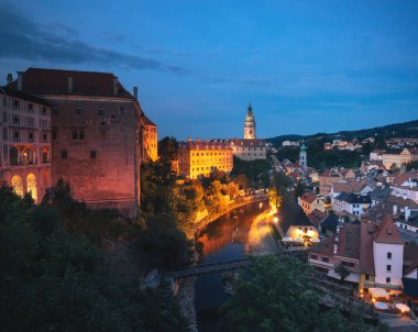 Çek Cumhuriyeti 'nin eski Cesky Krumlov kasabası üzerinde panoramik gece görüşü