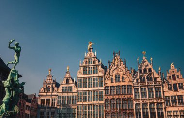 ANTWERP, BELGIUM - 21 Nisan 2013: Belçika 'nın Antwerp kentindeki güzel evler.